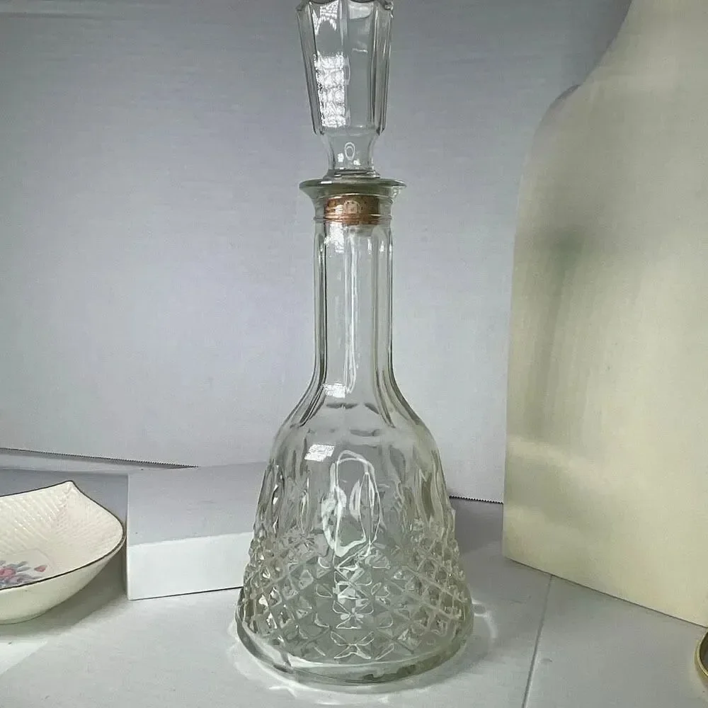 Vintage 1981 Mogen David decanter corked 12:75” bottle